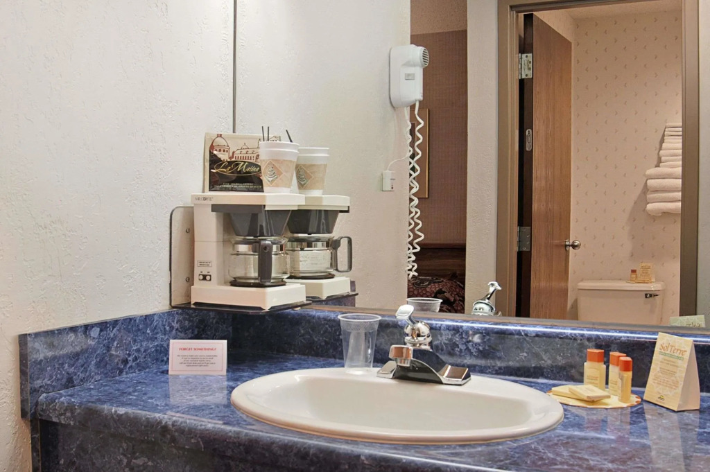 BridgePointe Inn & Suites by BPhotels, Council Bluffs, Omaha Area