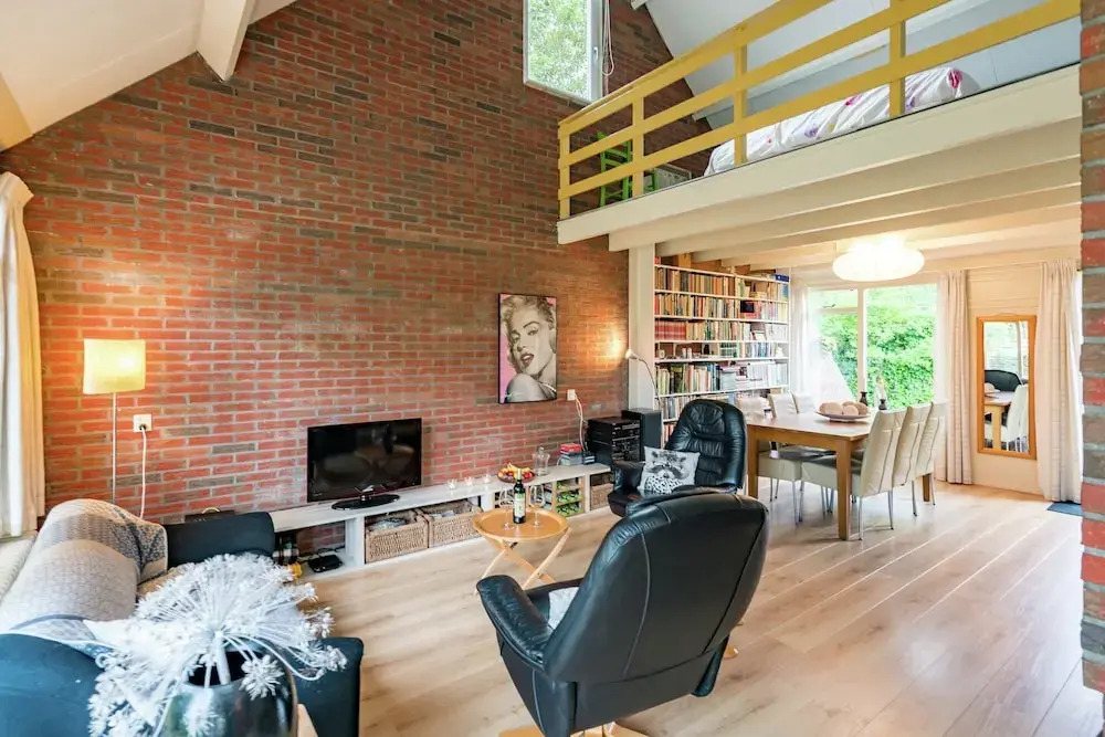 Cozy Holiday Home with Hot Tub in Lauwersoog by Lake