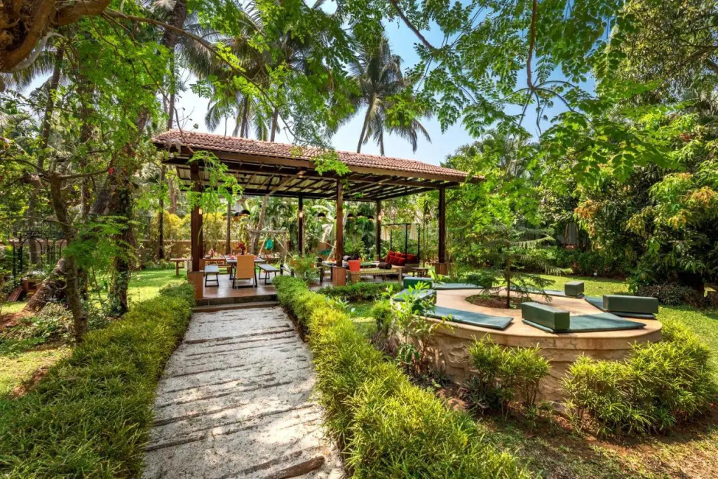 SaffronStays Casa Del Palms - 8BR luxury pool villa with gazebo, pickleball, bar & lawns near Nagaon Beach