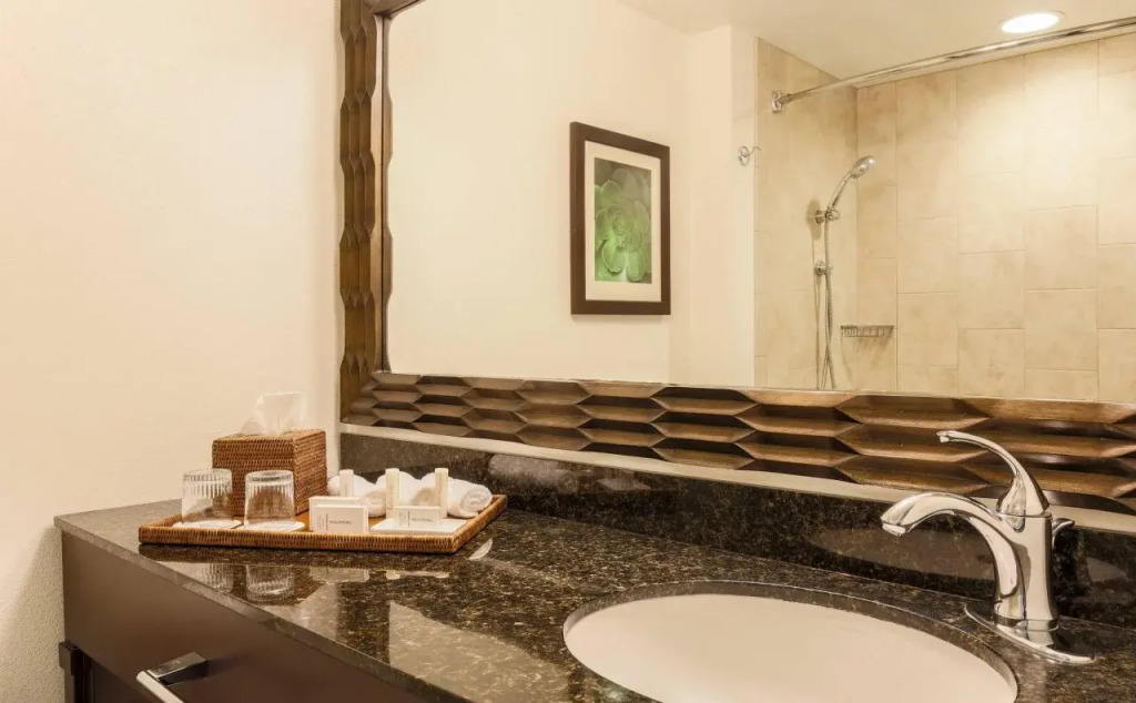 Courtyard by Marriott King Kamehamehas Kona Beach Hotel