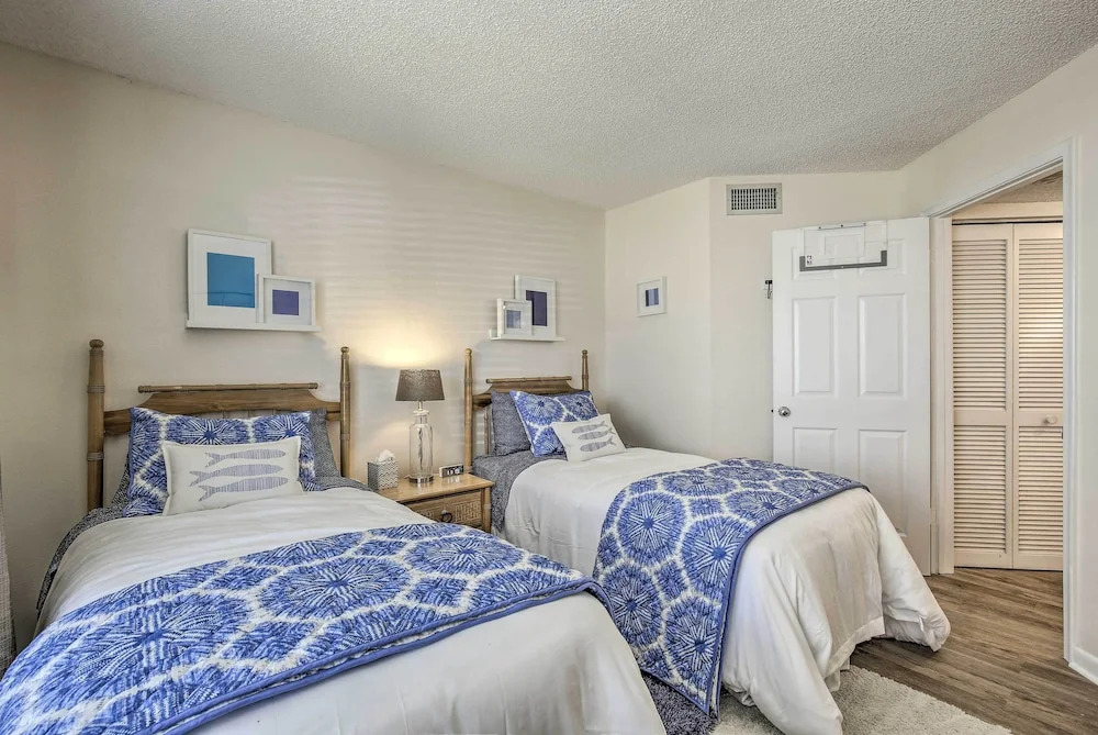 St Pete Condo w/ Heated Pool - 3 Miles to Beach!