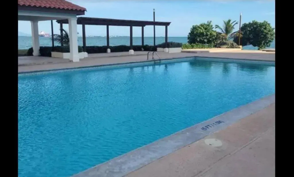 2-Bed Villa Sleeps 4 with Pool & Parking