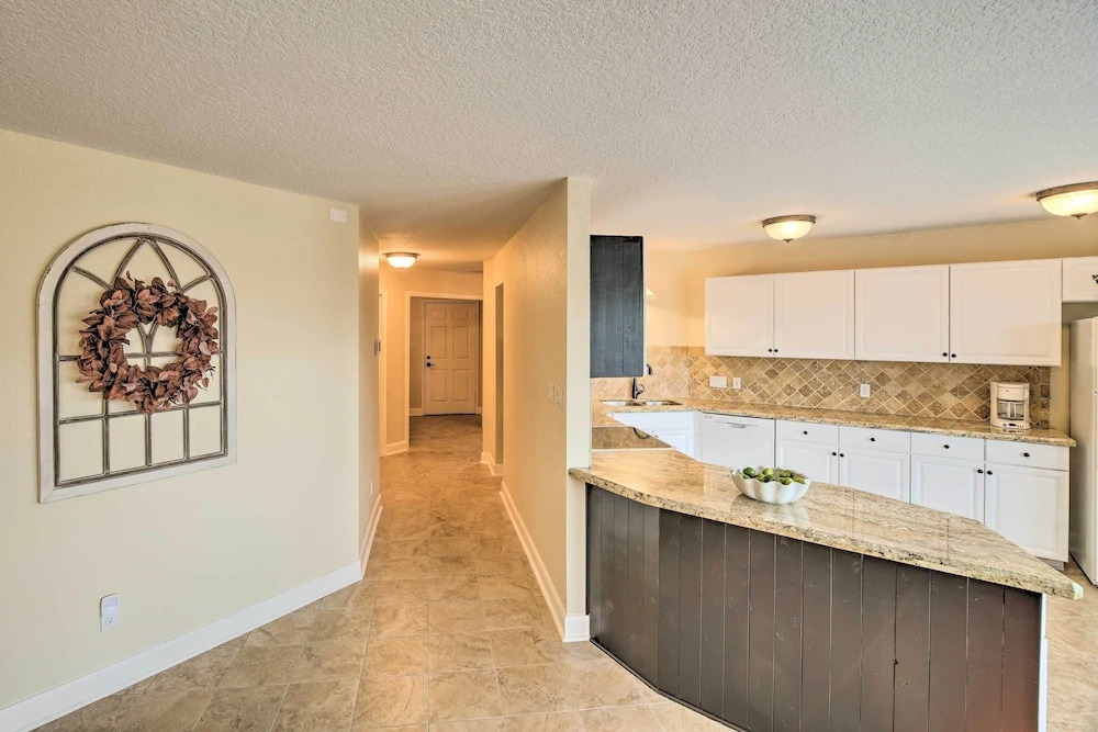 Apt w/ Balconies - Steps to Kemah Boardwalk!