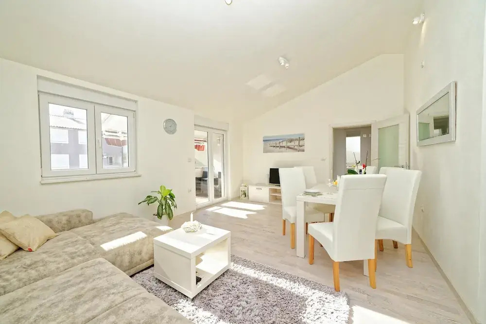 Apartment Hennion / Two Bedrooms A1 Leona