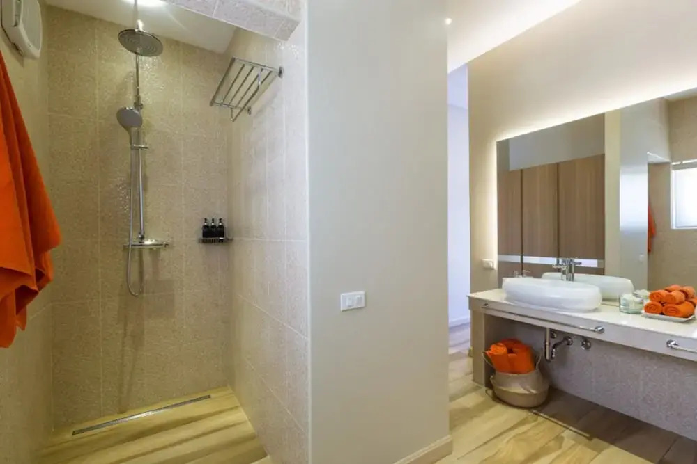 5 Bedrooms Villa Bacardi