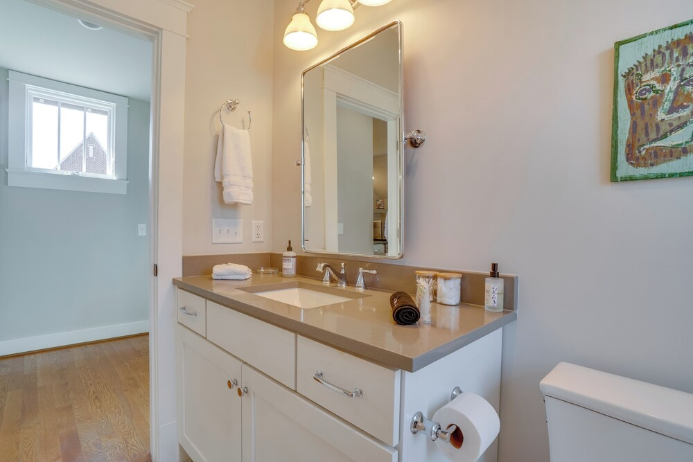 1 Mi to Centennial Park, Couple's West End Retreat