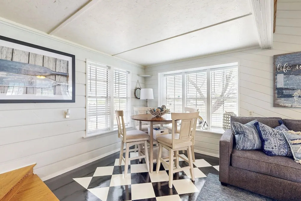 3BR Nautical Home w/ Paddleboard, Walk to Lake