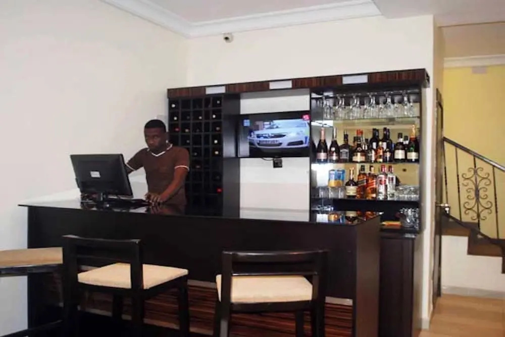 Lakeem Suites Adebola