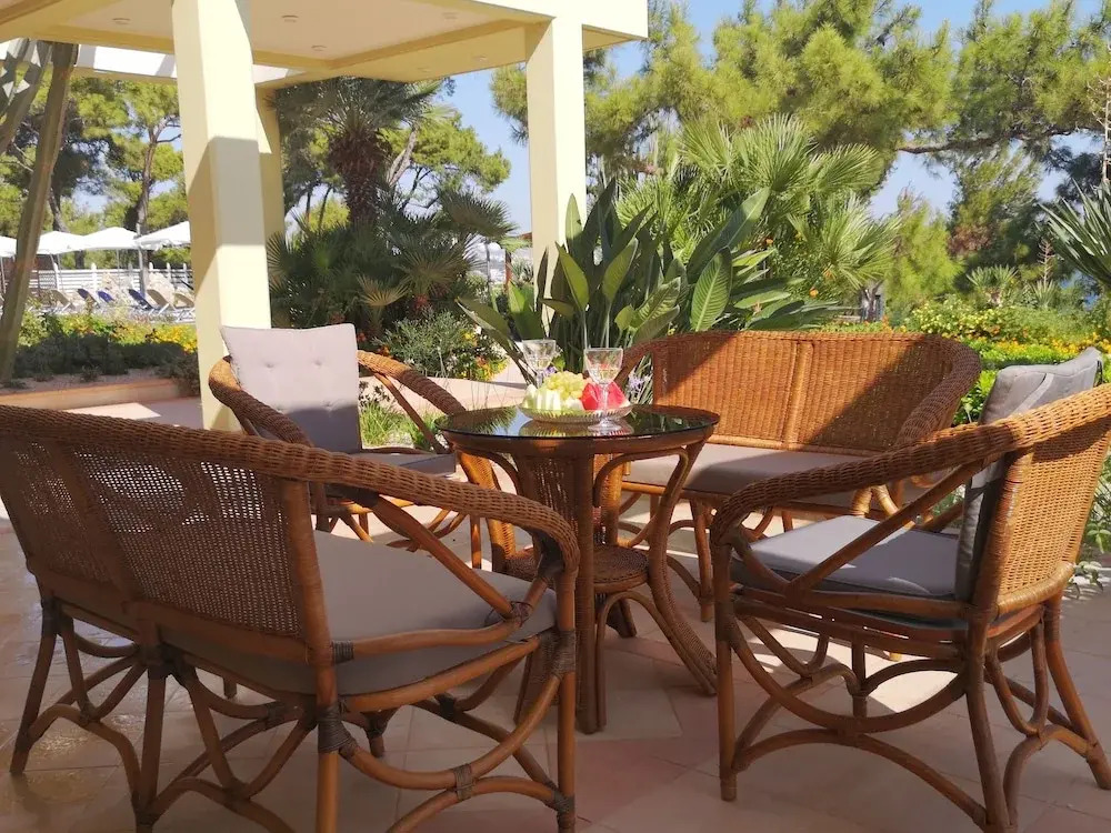 Louis Luxury Villa by living in blue