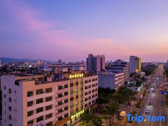Wanning Jinhong Business Hotel (Huayacheng High-speed Railway Station)