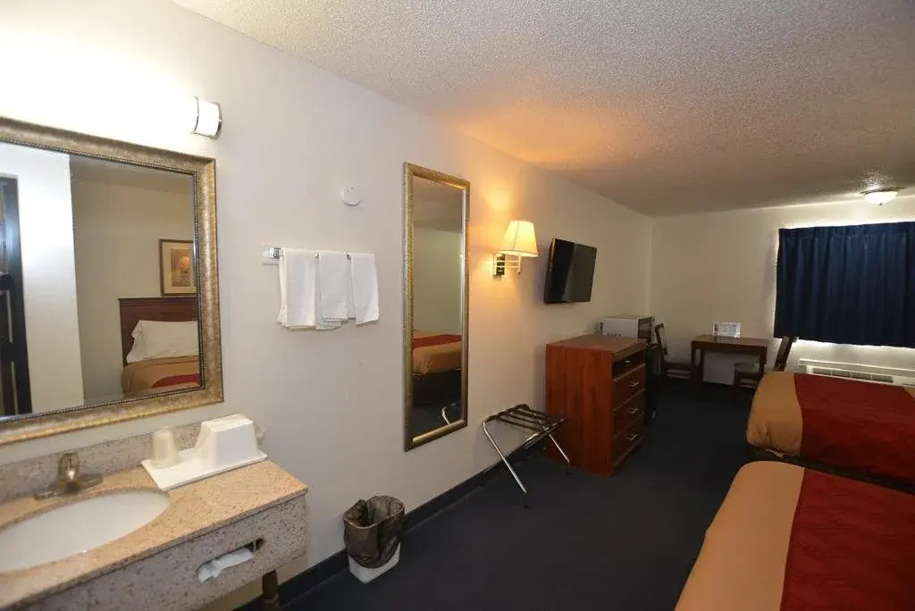 Econo Inn and Suites