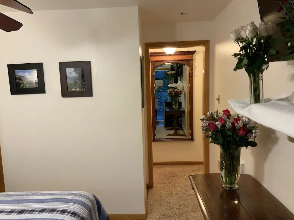 The Woods Hotel - Gay LGBTQ Cabins