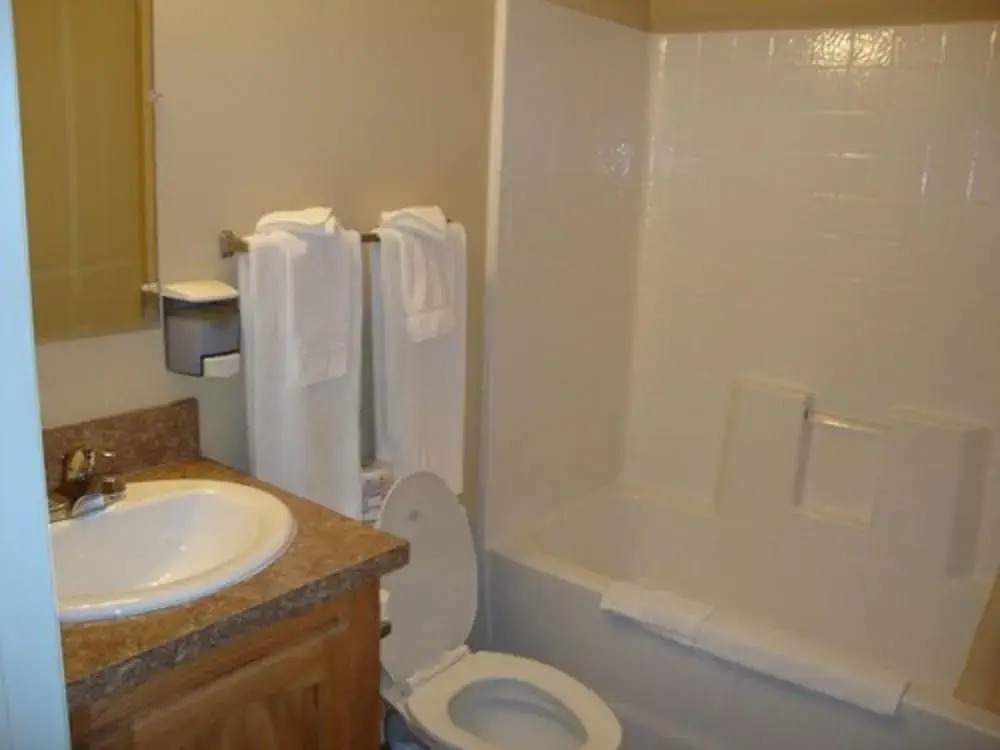 Helmcken Falls Lodge Cabin Rooms and RV Park