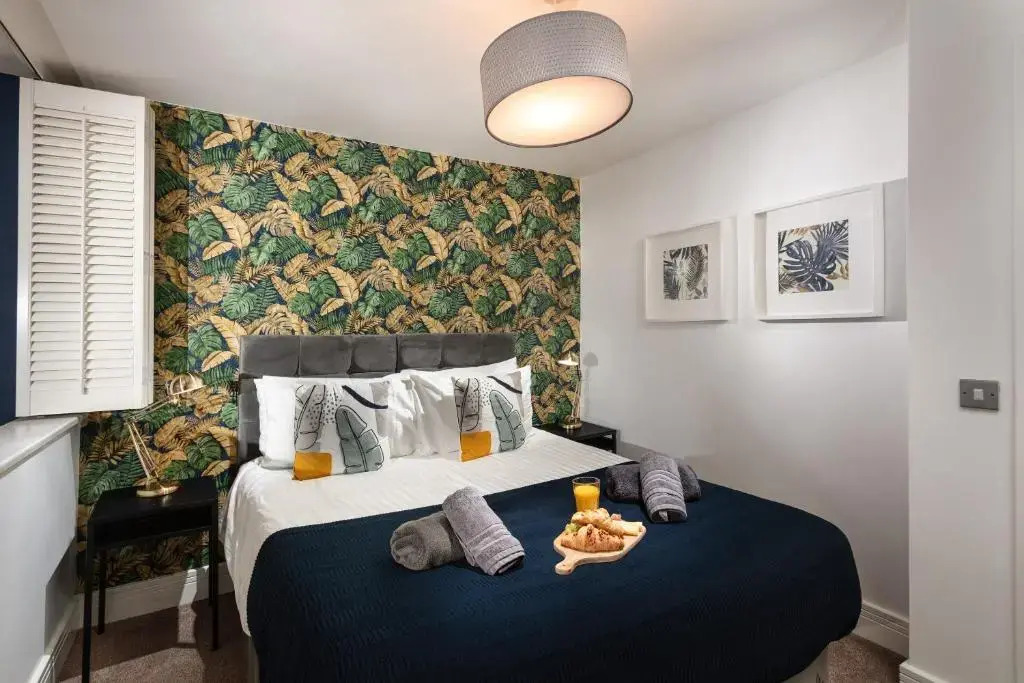 Duplex Central Plymouth Apartment - Private Parking - Sleeps 6 - By Habita Property