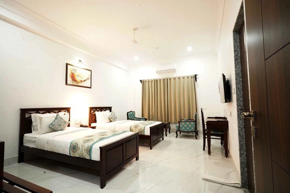 Revaas Hotel