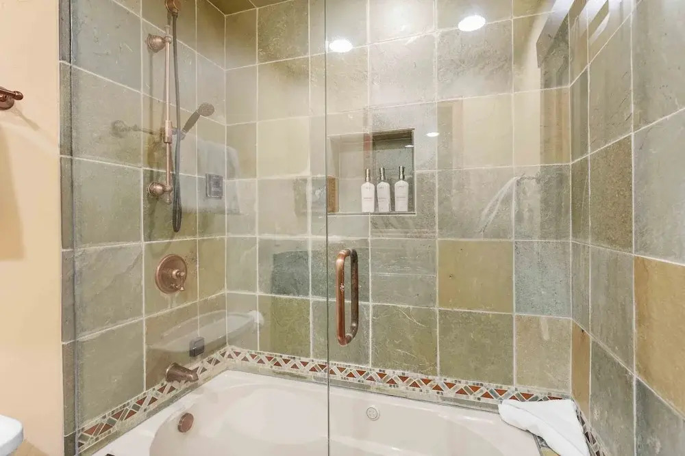 1617 - Six Bedroom plus Den Lakeside 6 Condo
