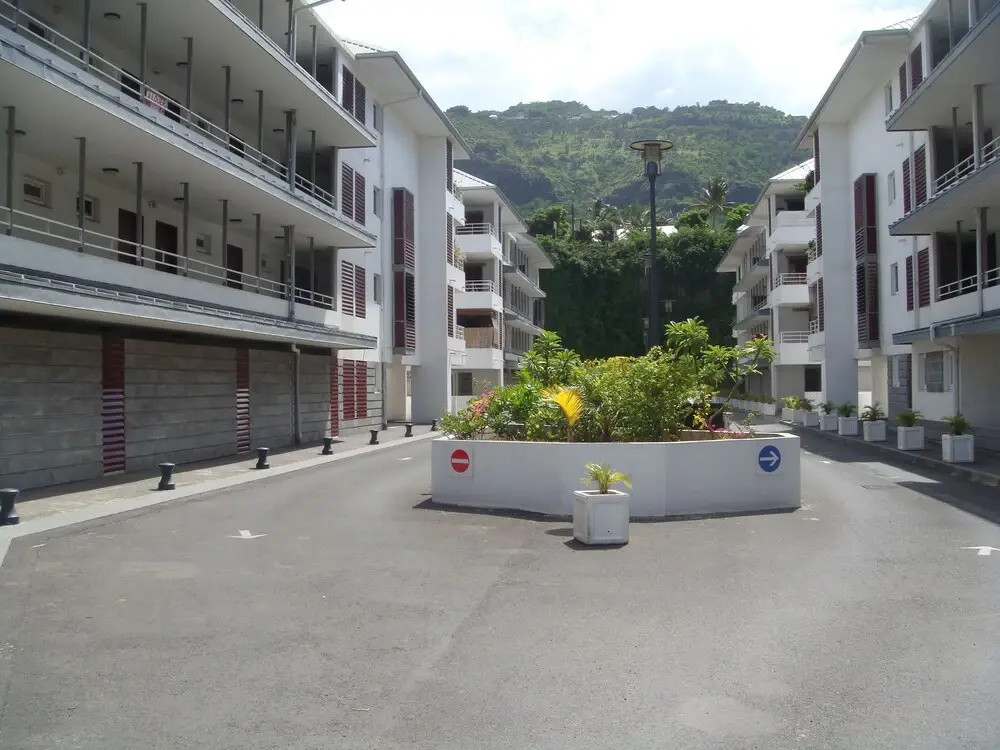 T2 new Large Terrace Parking Near Downtown and Access To West Beaches