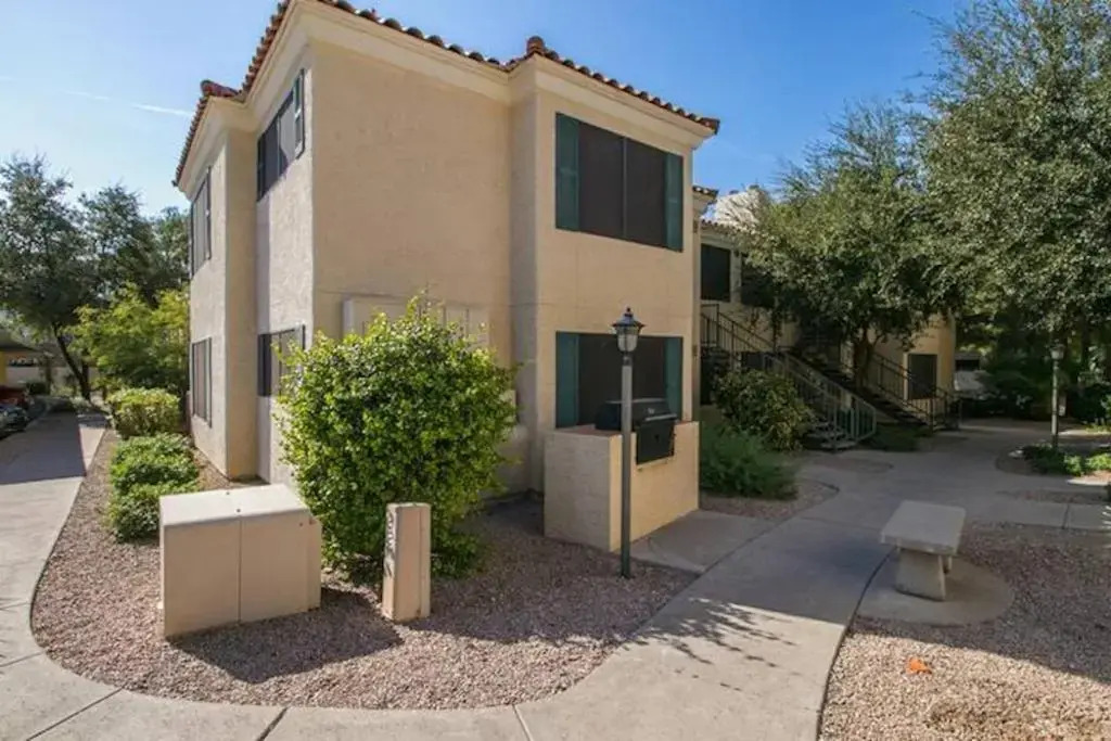 Luxury Paradise Valley Condo, Complete Remodel!