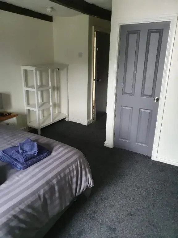Red Lion Rooms - Self Check In
