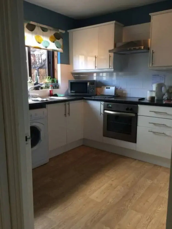 1 Bedroom Studio Flat With Free Parking Sleeps 2