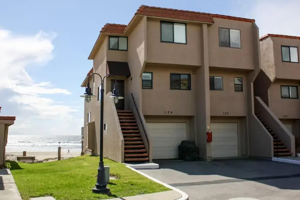 Beachfront 3 BDR Downtown Pismo