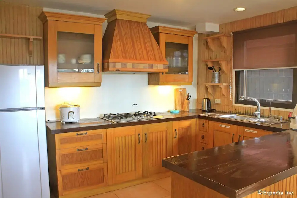 Exclusive Village Home Near Country Club, 18 pax