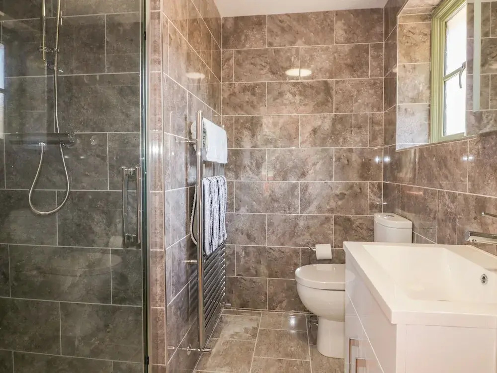 2 Merlin Lodge