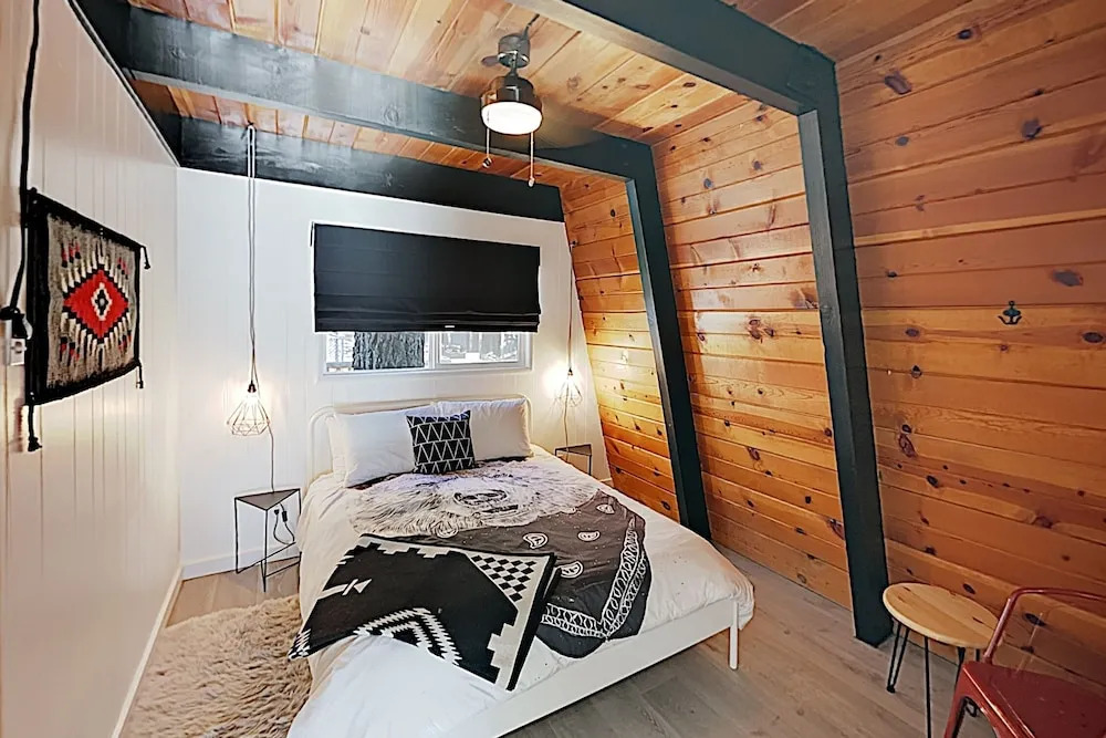 Rustic-chic Remodel W/ Fireplace, Deck & Hot Tub! 3 Bedroom Cabin