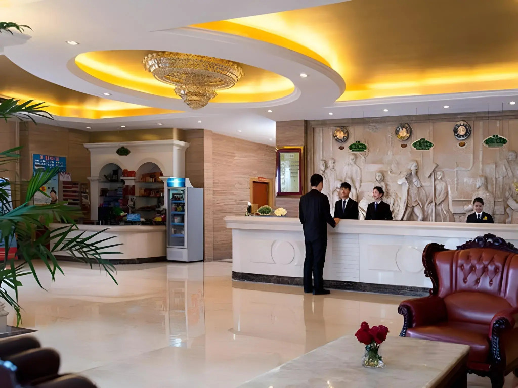 Vienna Hotel Shenzhen Pinghu Center Metro Station