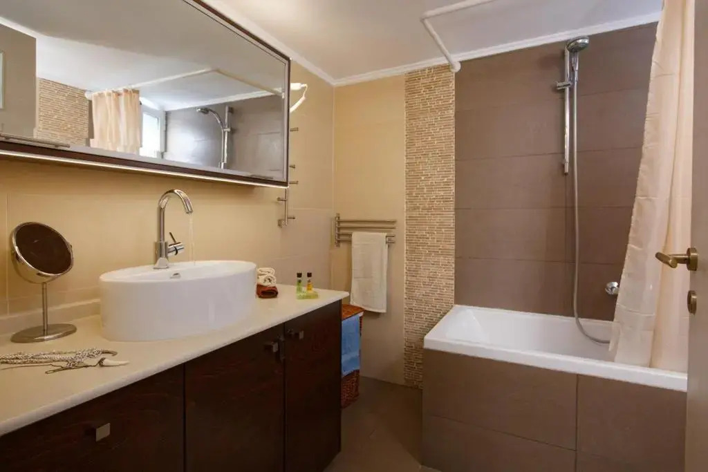 Bright and stylish 3 bedroom apartment