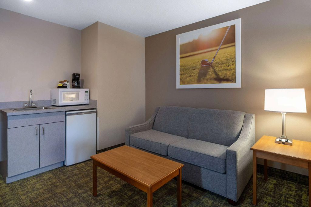 Days Inn & Suites by Wyndham Madison