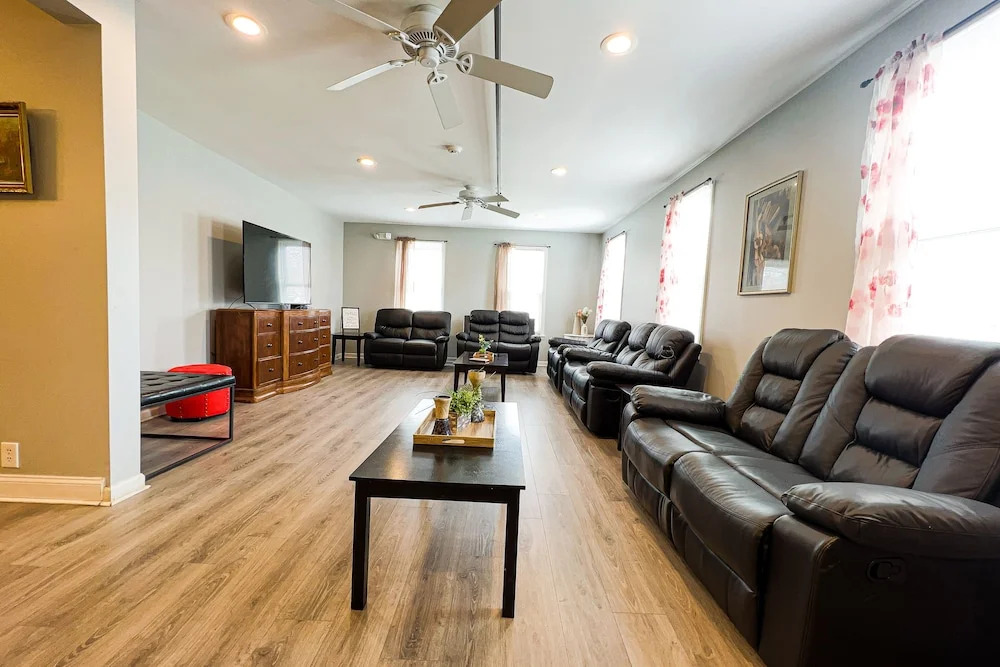 THE 1023 With Private Yard & Parking, Near Falls & Casino by Niagara Hospitality