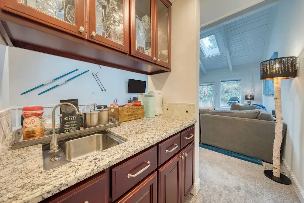 Ski Way by Avantstay Cozy Tahoe Home w/ Fireplace & Balcony