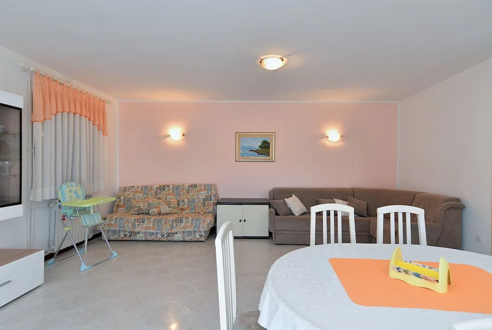Apartment 827