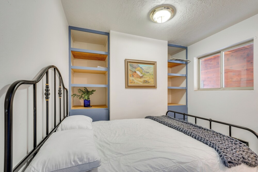 Mtn-view Getaway w/ Spacious Deck in Republic!