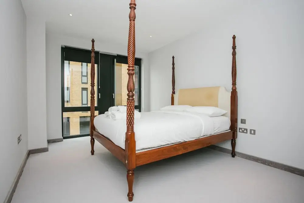Modern 1 Bedroom Apartment With Balcony