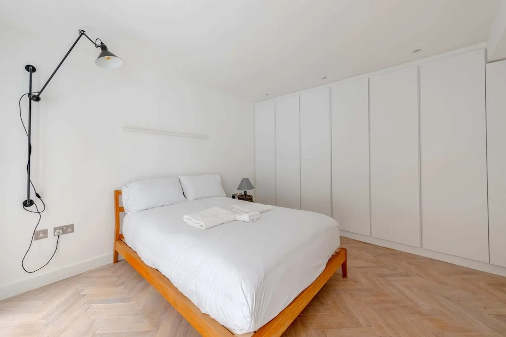 Sleek & Stylish 2BD Flat - Warren Street