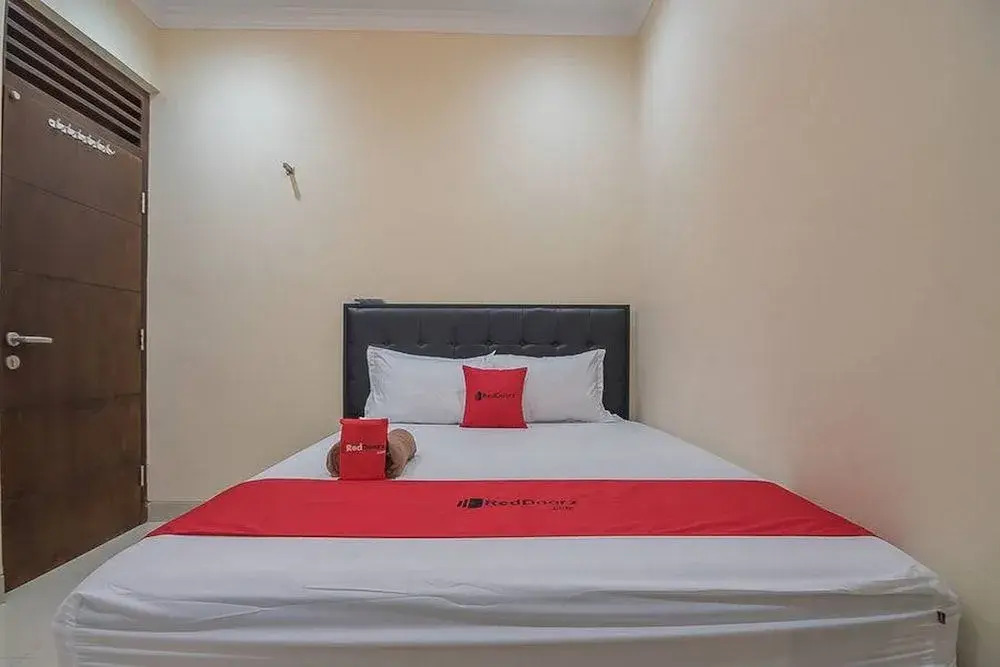RedDoorz near Jalan Kusumanegara