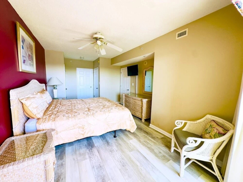 Barefoot Resort N Tower 601 4 Bedroom Condo by RedAwning