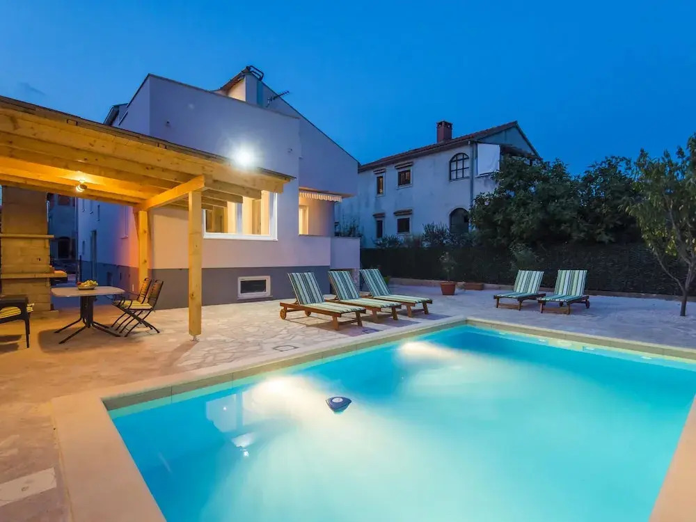 Lovely Holiday House With Private Swimming Pool, Charming Covered Terrace, BBQ