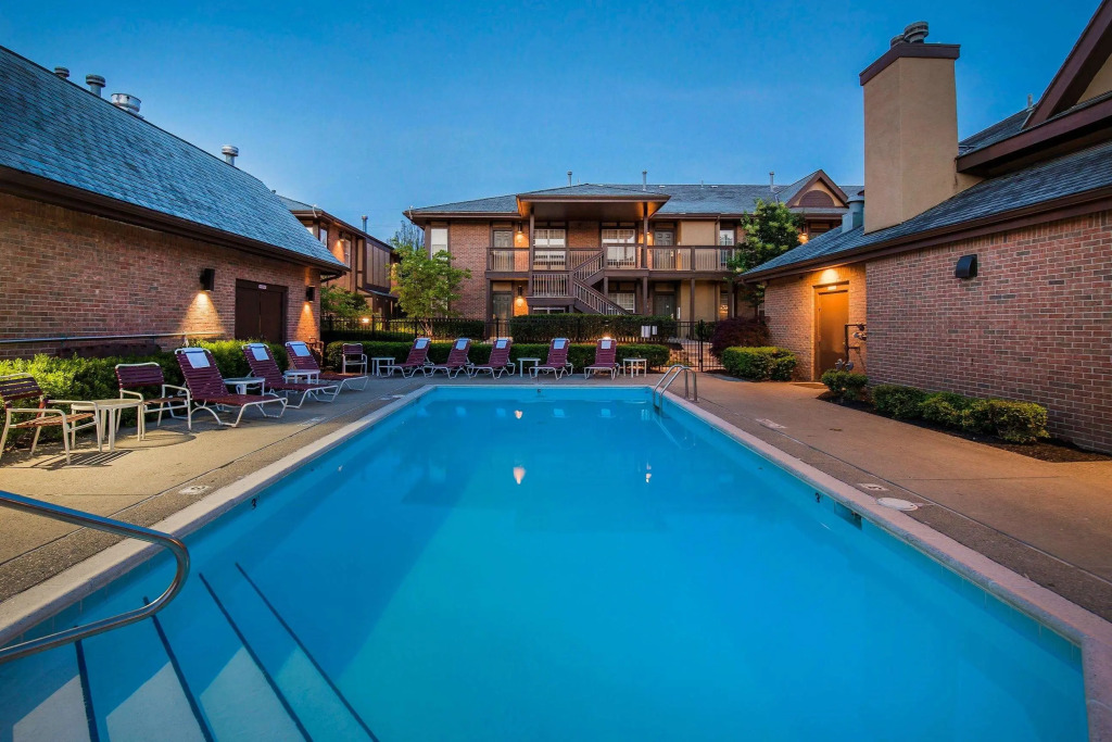 Cloverleaf Suites