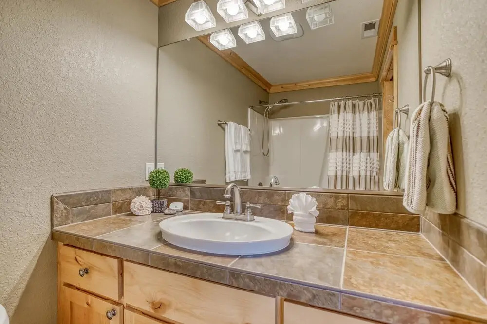 Gorgeous Kitchen and Fenced Backyard - Stunning Coastal Haven