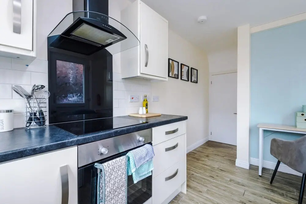 Convenient 2 Bedroom Home With Parking
