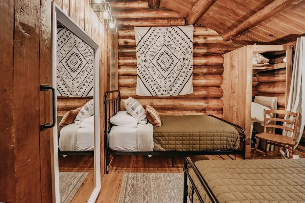 76gs - Genuine Log Cabin - Wifi - Pets Ok - Sleeps 4 2 Bedroom Home by RedAwning