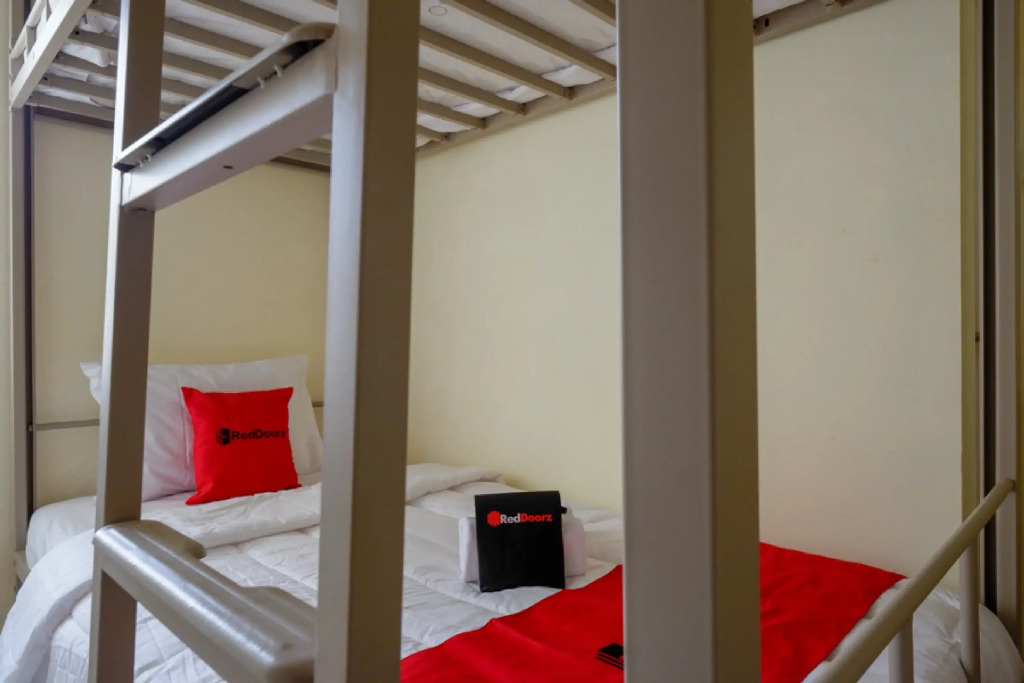 RedDoorz Hostel near Kota Lama Semarang