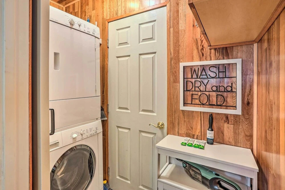 1 Mi to Lake Gregory: Boho Crestline Cabin