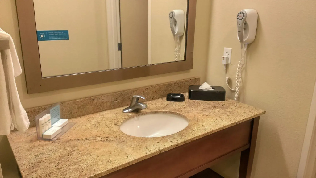 Hampton Inn and Suites Seattle - Airport / 28th Avenue