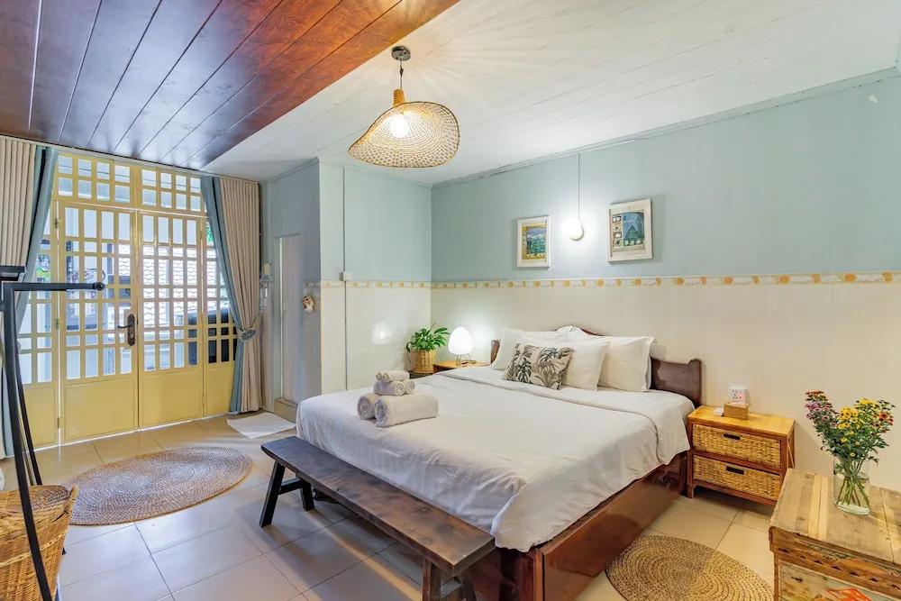 Cozy 1990s Khmer Style Flat in Heart of Tonle Bassac