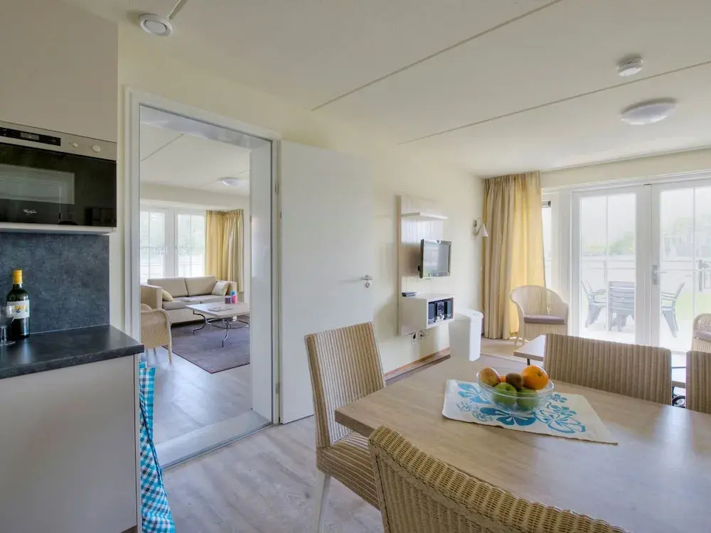 Spacious detached villa with washing machine, beach at 400m.