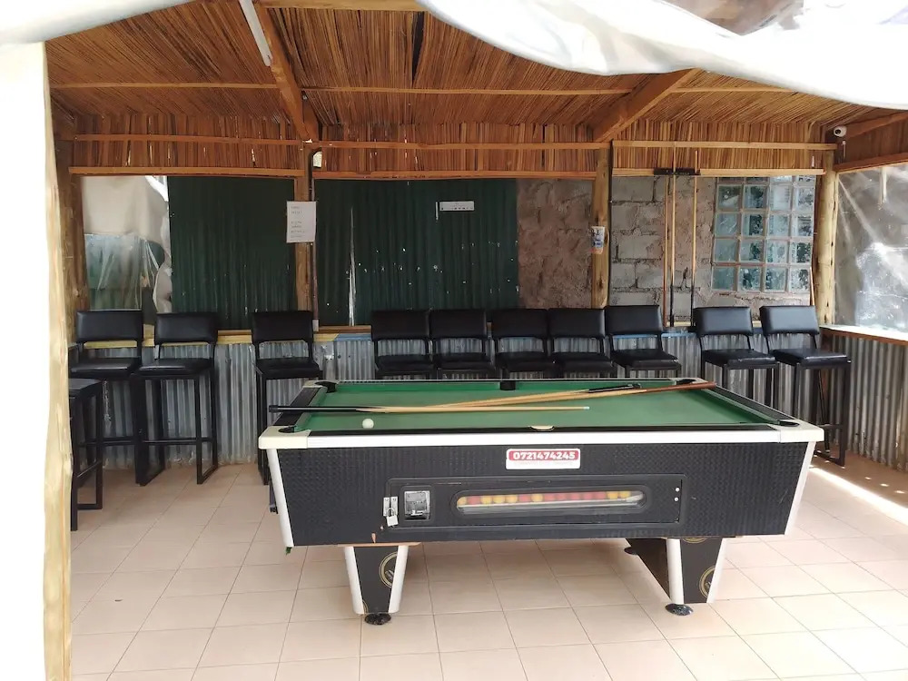 White House Lounge & Guest House